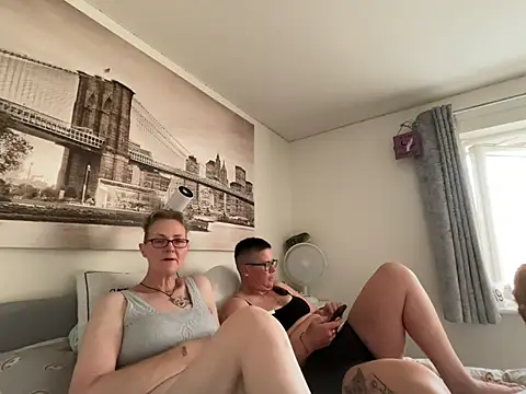 Snapshot of Curvy-Jinx chatting on June 21, 7:41 pm Curvy-Jinx online show from June 21, 7:41 pm