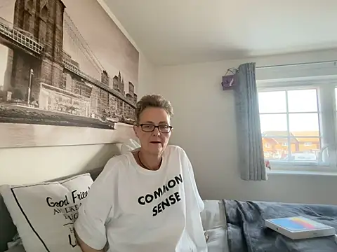 Snapshot of Curvy-Jinx chatting on February 16, 8:46 am Curvy-Jinx online show from February 16, 8:46 am