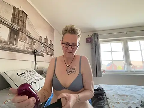 Curvy-Jinx online show from April 13, 8:40 am