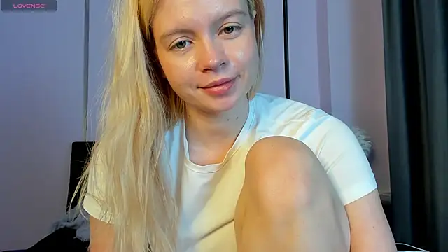 Snapshot of AlisaGoldie chatting on September 28, 5:31 pm AlisaGoldie online show from September 28, 5:31 pm