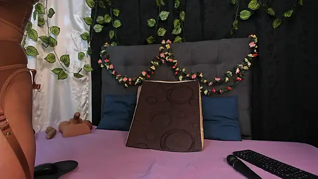 Delilah 85 online show from March 21, 6:45 pm