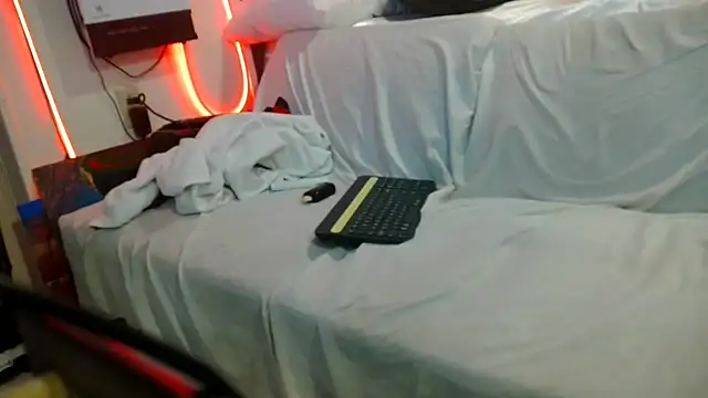 Snapshot of Luv2SuckBWC92 chatting on November 15, 11:42 pm Luv2SuckBWC92 online show from November 15, 11:42 pm