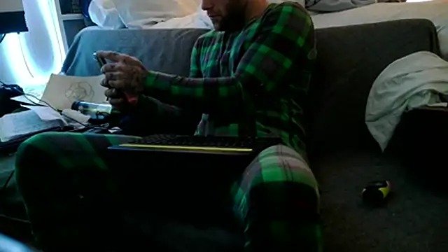 Snapshot of Luv2SuckBWC92 chatting on December 4, 6:07 pm Luv2SuckBWC92 online show from December 4, 6:07 pm