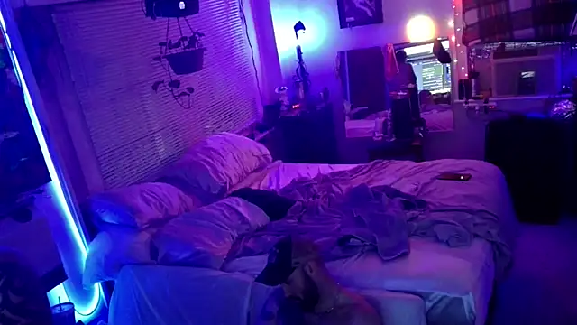 Snapshot of Luv2SuckBWC92 chatting on November 16, 11:48 am Luv2SuckBWC92 online show from November 16, 11:48 am