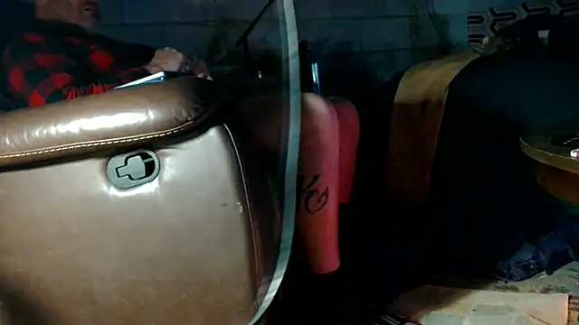 Luv2SuckBWC92 online show from December 18, 3:05 pm