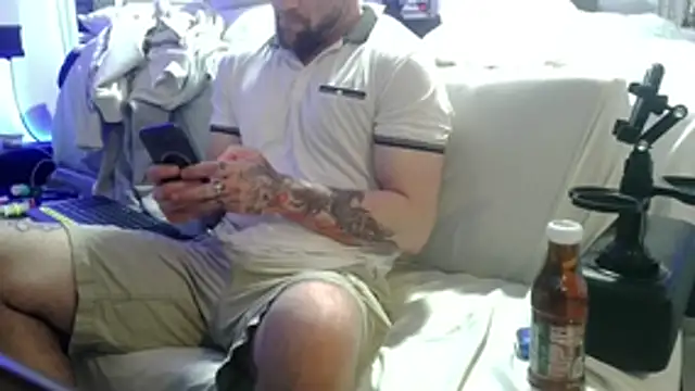 Snapshot of Luv2SuckBWC92 chatting on November 6, 11:31 pm Luv2SuckBWC92 online show from November 6, 11:31 pm