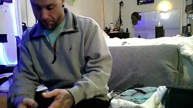 Snapshot of Luv2SuckBWC92 chatting on November 29, 2:44 am Luv2SuckBWC92 online show from November 29, 2:44 am