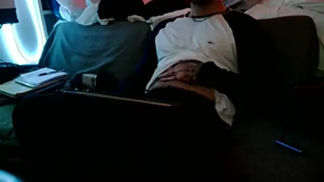 Snapshot of Luv2SuckBWC92 chatting on December 4, 5:50 am Luv2SuckBWC92 online show from December 4, 5:50 am