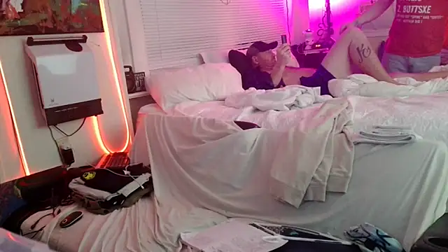 Snapshot of Luv2SuckBWC92 chatting on November 12, 8:07 am Luv2SuckBWC92 online show from November 12, 8:07 am