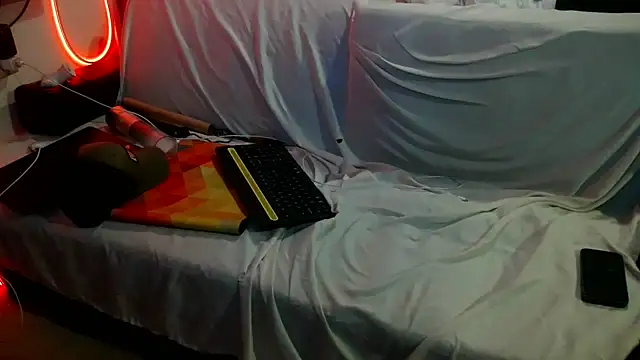 Snapshot of Luv2SuckBWC92 chatting on October 25, 5:17 am Luv2SuckBWC92 online show from October 25, 5:17 am