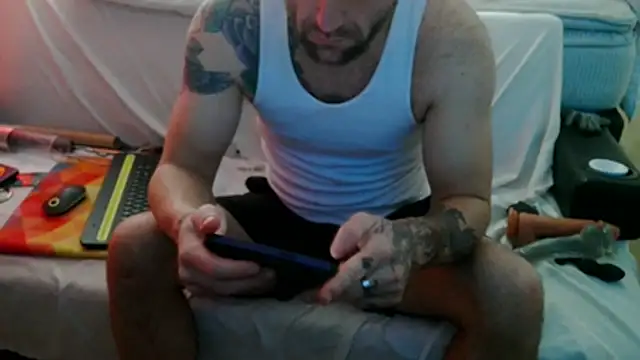 Snapshot of Luv2SuckBWC92 chatting on October 25, 5:24 pm Luv2SuckBWC92 online show from October 25, 5:24 pm