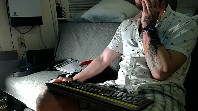 Snapshot of Luv2SuckBWC92 chatting on November 23, 5:17 am Luv2SuckBWC92 online show from November 23, 5:17 am