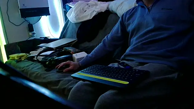 Snapshot of Luv2SuckBWC92 chatting on December 2, 12:18 pm Luv2SuckBWC92 online show from December 2, 12:18 pm