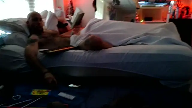 Snapshot of Luv2SuckBWC92 chatting on October 10, 7:47 pm Luv2SuckBWC92 online show from October 10, 7:47 pm