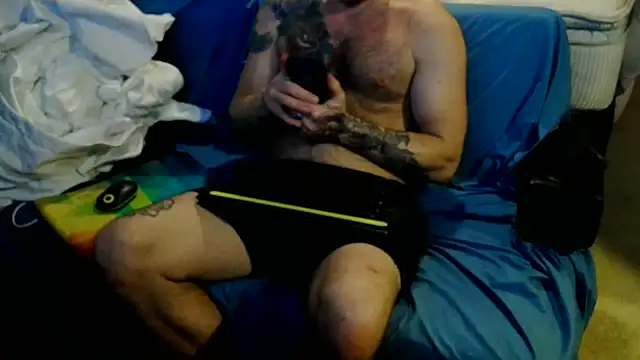 Snapshot of Luv2SuckBWC92 chatting on October 14, 6:47 am Luv2SuckBWC92 online show from October 14, 6:47 am