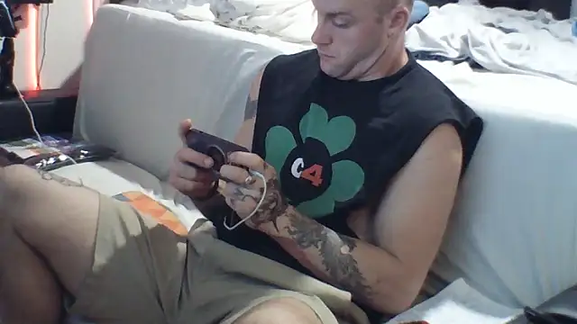 Snapshot of Luv2SuckBWC92 chatting on September 14, 1:39 am Luv2SuckBWC92 online show from September 14, 1:39 am