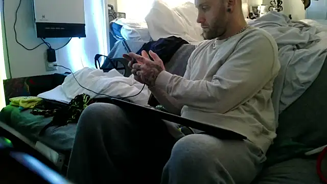 Snapshot of Luv2SuckBWC92 chatting on December 1, 9:26 pm Luv2SuckBWC92 online show from December 1, 9:26 pm