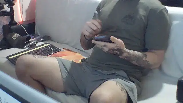 Snapshot of Luv2SuckBWC92 chatting on September 15, 1:50 am Luv2SuckBWC92 online show from September 15, 1:50 am