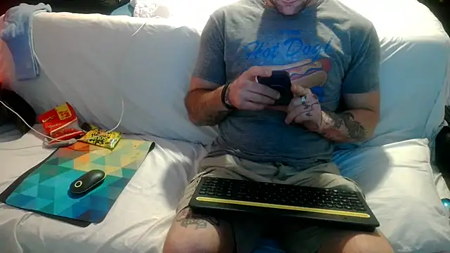 Snapshot of Luv2SuckBWC92 chatting on September 18, 4:04 am Luv2SuckBWC92 online show from September 18, 4:04 am