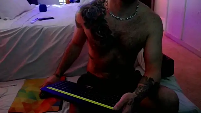 Snapshot of Luv2SuckBWC92 chatting on October 2, 10:35 pm Luv2SuckBWC92 online show from October 2, 10:35 pm