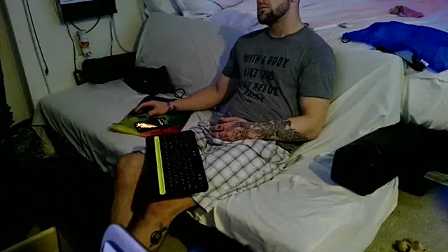 Snapshot of Luv2SuckBWC92 chatting on October 19, 3:42 am Luv2SuckBWC92 online show from October 19, 3:42 am