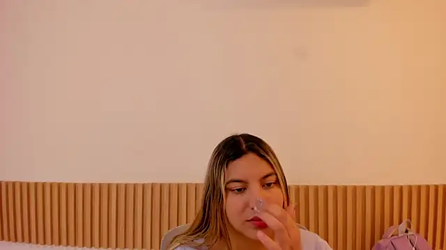 Snapshot of OliviaSweett chatting on June 18, 7:08 pm OliviaSweett online show from June 18, 7:08 pm