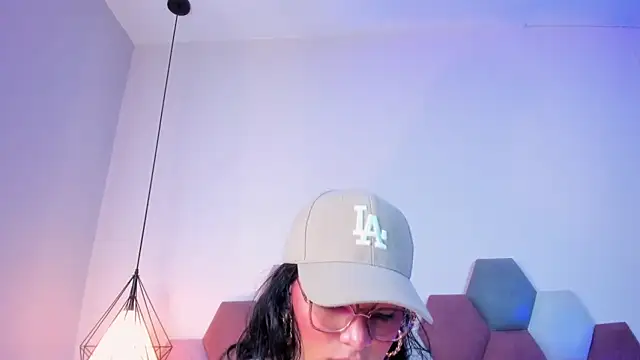 Snapshot of LunaAspen_ chatting on February 20, 6:21 pm LunaAspen online show from February 20, 6:21 pm