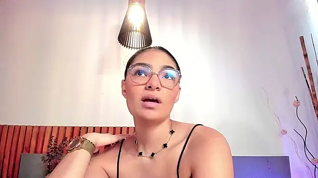 Snapshot of LunaAspen_ chatting on April 23, 6:20 pm LunaAspen online show from April 23, 6:20 pm