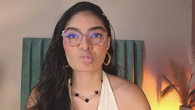 Snapshot of LunaAspen_ chatting on May 27, 6:04 pm LunaAspen online show from May 27, 6:04 pm