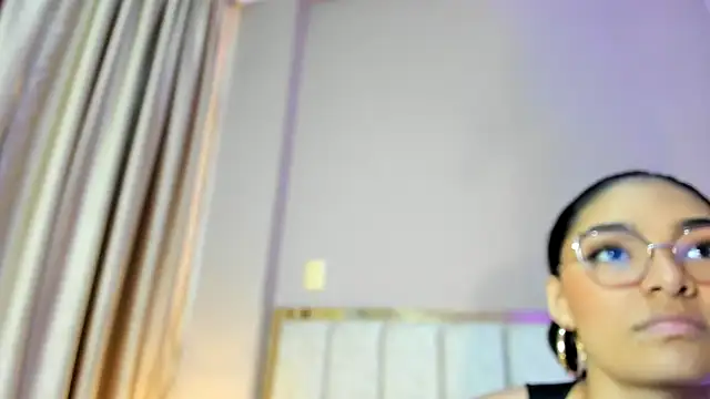 Snapshot of LunaAspen_ chatting on December 4, 7:02 pm LunaAspen online show from December 4, 7:02 pm