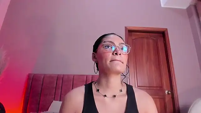 Snapshot of LunaAspen_ chatting on February 9, 6:06 pm LunaAspen online show from February 9, 6:06 pm