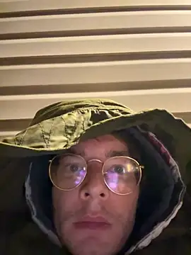 Snapshot of Hungboxer69 chatting on November 11, 1:28 pm Hungboxer69 online show from November 11, 1:28 pm