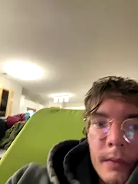 Snapshot of Hungboxer69 chatting on November 15, 5:22 am Hungboxer69 online show from November 15, 5:22 am