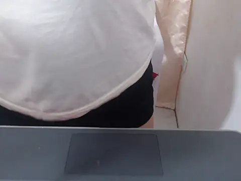 PrettyClaudia online show from May 9, 9:34 am