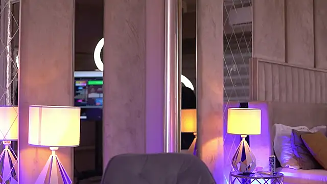 Snapshot of FrancescaDante chatting on October 8, 6:59 am FrancescaDante online show from October 8, 6:59 am