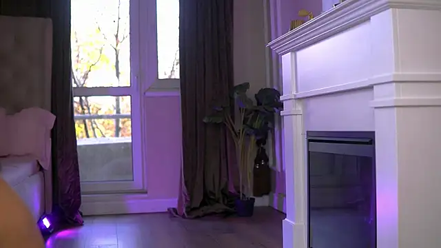 EmaHallee online show from April 12, 5:00 am