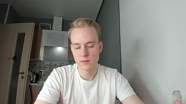 Snapshot of Kevin_Young_Cat chatting on October 27, 2:40 pm Kevin Young Cat online show from October 27, 2:40 pm