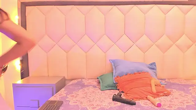 CloeyGraweing online show from November 13, 6:34 pm