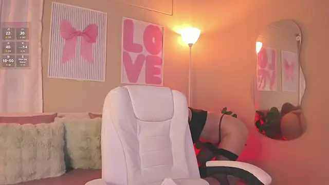 Snapshot of kissme_cutie chatting on November 3, 7:50 pm kissme cutie online show from November 3, 7:50 pm