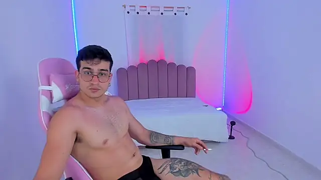 Snapshot of CamCumBoy chatting on October 15, 7:49 am CamCumBoy online show from October 15, 7:49 am