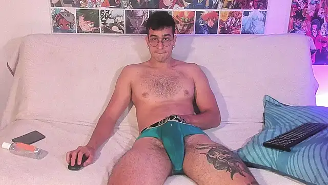 Snapshot of CamCumBoy chatting on November 17, 10:52 am CamCumBoy online show from November 17, 10:52 am