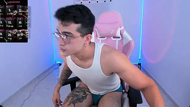 Snapshot of CamCumBoy chatting on November 4, 9:24 am CamCumBoy online show from November 4, 9:24 am