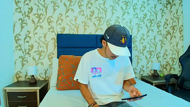 Snapshot of Marcus_Jeron chatting on October 31, 3:25 am Marcus Jeron online show from October 31, 3:25 am