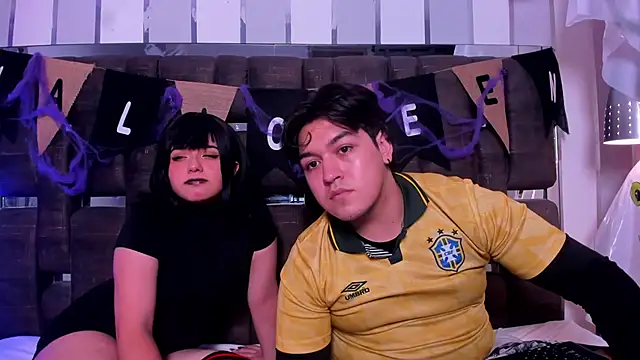 Snapshot of EmilyANDrew_ chatting on October 31, 5:26 am EmilyANDrew online show from October 31, 5:26 am