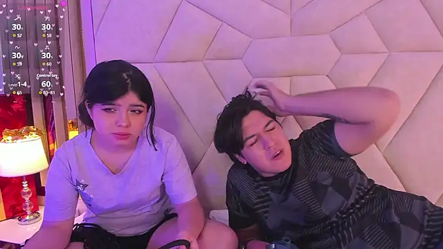 Snapshot of EmilyANDrew_ chatting on December 15, 4:51 am EmilyANDrew online show from December 15, 4:51 am