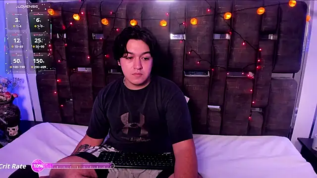 Snapshot of EmilyANDrew_ chatting on October 16, 4:43 am EmilyANDrew online show from October 16, 4:43 am