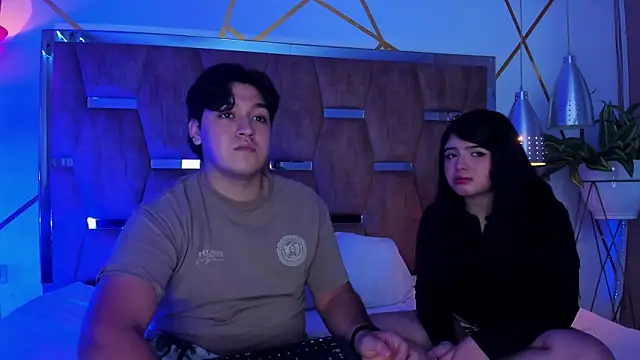 Snapshot of EmilyANDrew_ chatting on November 13, 5:00 am EmilyANDrew online show from November 13, 5:00 am