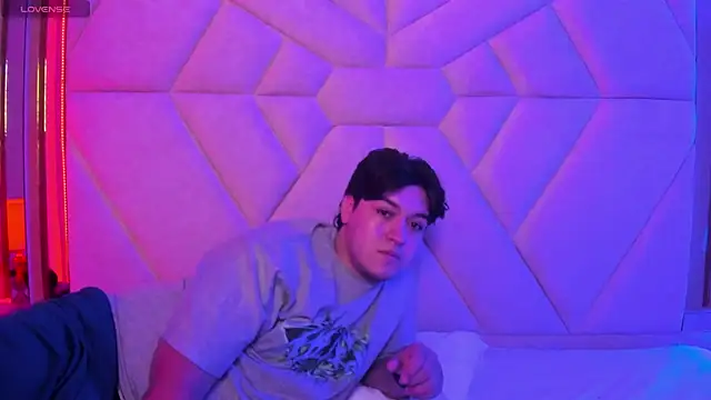 Snapshot of EmilyANDrew_ chatting on November 10, 4:50 am EmilyANDrew online show from November 10, 4:50 am