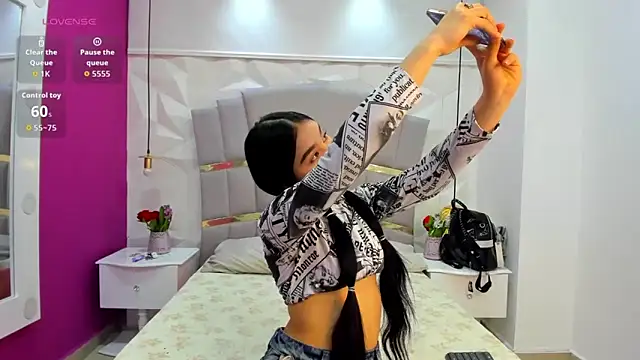 Snapshot of CandySays chatting on February 2, 11:31 am CandySays online show from February 2, 11:31 am