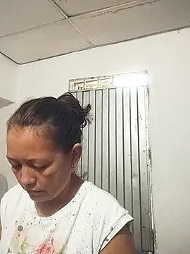 Snapshot of marinita13 chatting on November 25, 1:33 pm marinita13 online show from November 25, 1:33 pm